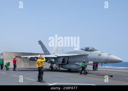 240526-N-AR554-1265 PHILIPPINISCHE SEE (26. Mai 2024) Seeleute bereiten eine F/A-18E Super Hornet vor, die der Eagles of Strike Fighter Squadron (VFA) 115 zugeordnet ist Stockfoto