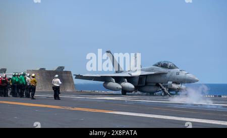 240526-N-AR554-1095 PHILIPPINE SEA (26. Mai 2024) eine F/A-18F Super Hornet, die an die Diamondbacks der Strike Fighter Squadron (VFA) 102 angeschlossen ist, startet Stockfoto