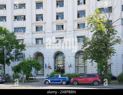 Bukarest, Rumänien. Mai 2024. Außenansicht des Eingangs zum Finanzministerium im Stadtzentrum Stockfoto