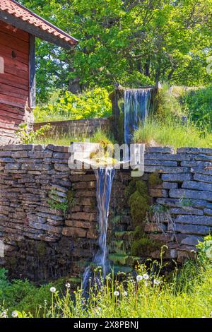 Wasserfall bei einer alten Mühle auf dem Land Stockfoto
