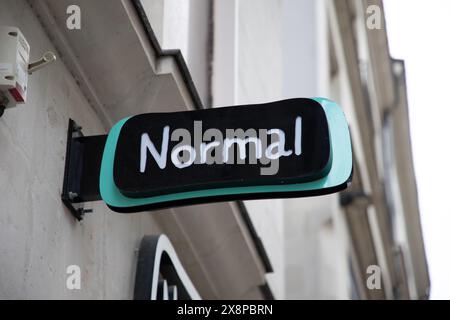 nantes , Frankreich - 05 22 2024 : normales Markenzeichen und Textlogo auf der Fassade Supermarkt regulärer Ladenbau preiswerter Produkteinzelhandel gewöhnlicher Shop Stockfoto