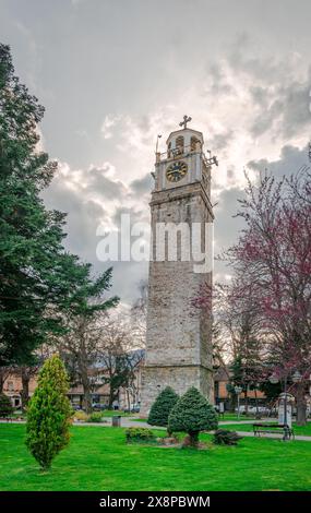 Der Uhrenturm von Bitola (alias Saat Kula), ein mittelalterliches Wahrzeichen der Stadt Bitola in Nordmazedonien. Stockfoto