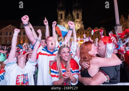 Prag, Tschechische Republik. Mai 2024. Die tschechischen Fans feiern ein Tor beim Endspiel der IIHF-Weltmeisterschaft 2024 zwischen der Schweiz und Tschechien, das auf einer Großleinwand auf dem Altstädter Ring in Prag gezeigt wurde. Das tschechische Team schlug die Schweiz im Endspiel der Internationalen Eishockey-Weltmeisterschaft in Prag mit 2:0. Das tschechische Team gewann das Goldmedaillenspiel. Quelle: SOPA Images Limited/Alamy Live News Stockfoto