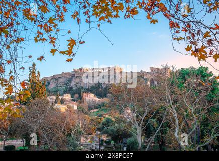 Die antike Agora mit dem Viertel Plaka und dem Akropolis-Hügel im Hintergrund. In Athen, Griechenland. Stockfoto