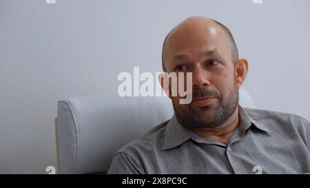 Medizin, Gesundheitswesen und Menschenkonzept. Clip. Mann mittleren Alters im Krankenhaus während der Sprechstunde. Stockfoto