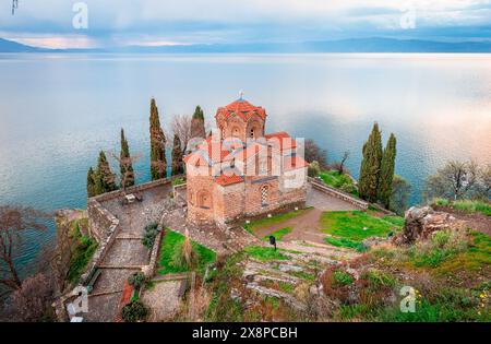 St. Johannes der Theologe, Kaneo, eine alte orthodoxe Kirche auf der Klippe über dem Kaneo Strand mit Blick auf den See Ohrid in Ohrid, Nordmakedonien. Stockfoto