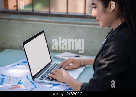 Geschäftsfrau nutzt Smartphone, um die Internetverbindung zu teilen, um Anlagerisiken an der Börse zu analysieren, Investorenmakler analysiert Indizes, Financi Stockfoto