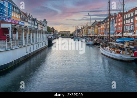 Entdecken Sie die bezaubernde Atmosphäre des Kopenhagener Nyhavn-Kanals mit diesem Bild, das die historische Uferpromenade und die farbenfrohen Stadthäuser einfängt Stockfoto