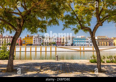 Blick auf das Viertel Triana vom anderen Ufer des Guadalquivir in Sevilla, Andalusien, Spanien Stockfoto