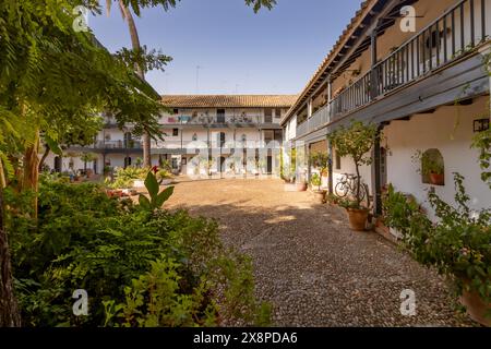 Innenhof eines typischen Wohnhauses 'Corral de Vecinos' im Zentrum von Sevilla, Andalusien, Spanien Stockfoto