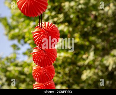 Details einiger roter Papierlaternen auf der Aprilmesse in Sevilla Stockfoto