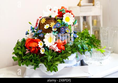 Hochzeitsbrot in ukrainischer Tradition, mit Feldblumen und Schwänen auf dem Tisch Stockfoto