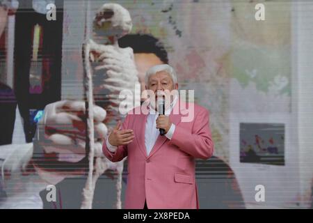 Mexiko-Stadt, Mexiko. Mai 2024. Jaime Maussan, Forscher des UFO-Phänomens, hält einen Vortrag im Papalote Museo del Nino in Mexico City, Mexiko, anlässlich des Geschichtsfestes, bei dem gleichzeitig El Eario Principal, Historia Manana, Cine de Historia, und Foro de Historia sowie Unterhaltungsviertel wie Historia Kids, Historia Travel und Historia Extrema. (Foto: Gerardo Vieyra/NurPhoto)0 Credit: NurPhoto SRL/Alamy Live News Stockfoto