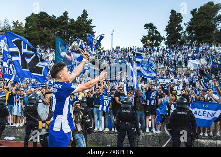 Oeiras, Portugal. Mai 2024. Francisco Conceicao vom FC Porto, der die Trophäe hält, feiert mit den Fans nach dem Sieg des portugiesischen Pokals am Ende des Spiels zwischen dem FC Porto und Sporting CP für das portugiesische Cup-Finale im Estadio Nacional do Jamor in Oeiras. (Endresultat: FC Porto 2 - 1 Sporting CP) (Endresultat: FC Porto 2 - 1 Sporting CP) Credit: SOPA Images Limited/Alamy Live News Stockfoto