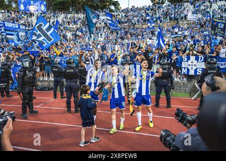 Oeiras, Portugal. Mai 2024. Francisco Conceicao (C) hält die Trophäe und Stephen Eustaquio (L) vom FC Porto feiert mit den Fans, nachdem er am Ende des Spiels zwischen dem FC Porto und Sporting CP für das portugiesische Cup-Finale in Estadio Nacional do Jamor das portugiesische Cup-Finale gewonnen hat. (Endresultat: FC Porto 2 - 1 Sporting CP) Credit: SOPA Images Limited/Alamy Live News Stockfoto