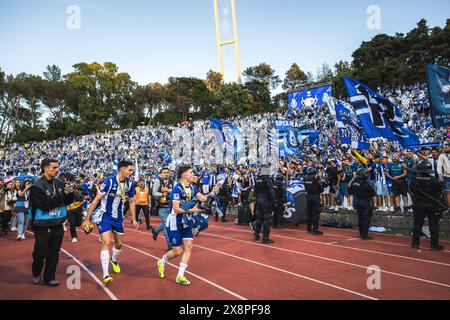 Francisco Conceicao vom FC Porto, der die Trophäe hält, feiert mit den Fans nach dem Sieg des portugiesischen Pokals am Ende des Spiels zwischen dem FC Porto und Sporting CP für das portugiesische Cup-Finale in Estadio Nacional do Jamor. (Endpunktzahl: FC Porto 2 - 1 Sporting CP) (Foto: Henrique Casinhas / SOPA Images/SIPA USA) Stockfoto