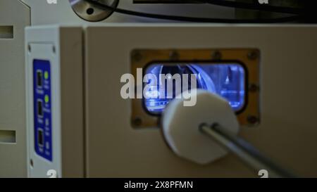 Nahaufnahme des Werkers, der den 3D-Drucker in der Werkstatt einstellt. Archivmaterial. Industrieller Hintergrund in der Werkstatt. Stockfoto