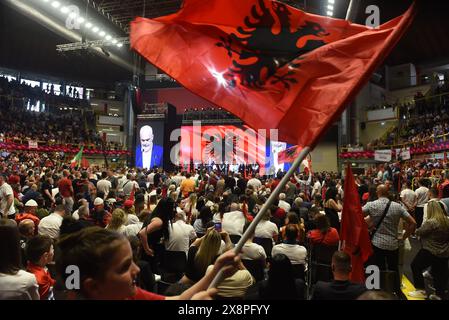 Busto Arsizio, Italien. Mai 2024. Der albanische Premierminister EDI RAMA unternahm eine Europatournee, um die albanische Diaspora zu treffen. Nach dem Treffen in Athen, Griechenland, am 12. Mai 2024, ist nun die albanische Gemeinde in Italien, in Busto Arsizio, an der Reihe. Die Sitzungen werden dann am 2. Juli 2024 in London (England) fortgesetzt und am 16. Juli 2024 in Düsseldorf (Deutschland) abgeschlossen. Die albanische Flagge schwenkte während des Treffens. (Kreditbild: © Ervin Shulku/ZUMA Press Wire) NUR REDAKTIONELLE VERWENDUNG! Nicht für kommerzielle ZWECKE! Stockfoto