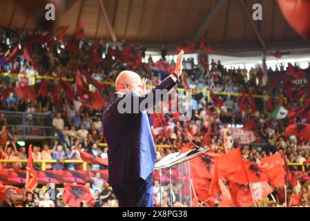 Busto Arsizio, Italien. Mai 2024. Der albanische Premierminister EDI RAMA unternahm eine Europatournee, um die albanische Diaspora zu treffen. Nach dem Treffen in Athen, Griechenland, am 12. Mai 2024, ist nun die albanische Gemeinde in Italien, in Busto Arsizio, an der Reihe. Die Sitzungen werden dann am 2. Juli 2024 in London (England) fortgesetzt und am 16. Juli 2024 in Düsseldorf (Deutschland) abgeschlossen. Premierminister RAMA spricht das Publikum an (Credit Image: © Ervin Shulku/ZUMA Press Wire) NUR REDAKTIONELLE VERWENDUNG! Nicht für kommerzielle ZWECKE! Stockfoto