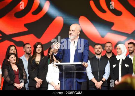 Busto Arsizio, Italien. Mai 2024. Der albanische Premierminister EDI RAMA unternahm eine Europatournee, um die albanische Diaspora zu treffen. Nach dem Treffen in Athen, Griechenland, am 12. Mai 2024, ist nun die albanische Gemeinde in Italien, in Busto Arsizio, an der Reihe. Die Sitzungen werden dann am 2. Juli 2024 in London (England) fortgesetzt und am 16. Juli 2024 in Düsseldorf (Deutschland) abgeschlossen. Premierminister RAMA spricht das Publikum an (Credit Image: © Ervin Shulku/ZUMA Press Wire) NUR REDAKTIONELLE VERWENDUNG! Nicht für kommerzielle ZWECKE! Stockfoto