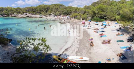 Menorca, Spanien - 5. September 2024: Cala Turqueta ein Strand mit eingeschränktem Zugang im Süden der Insel Menorca, an dem sich Menschen sonnen und schwimmen Stockfoto