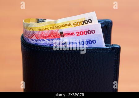 Ugandische Geld - Schilling in der schwarzen Brieftasche Stockfoto