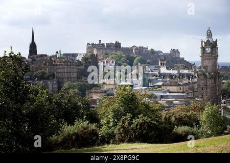 Aktenfoto vom 25/09/16 mit einer allgemeinen Ansicht von Edinburgh, Schottland. Die Staats- und Regierungschefs fordern Holyrood auf, die Pläne zu beschleunigen, um ihnen die Befugnis zu geben, eine Gebühr für Übernachtungen einzuführen, da der Stadtrat von Edinburgh der erste in Schottland sein will, der eine Besucherabgabe einführen will, die in seiner jetzigen Form, wie sie ist, eingeführt wird. kann nicht vor 2026 von einer lokalen Behörde beantragt werden. Ausgabedatum: Montag, 27. Mai 2024. Stockfoto