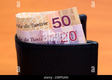 Tunesisches Geld - Dinar in der schwarzen Brieftasche Stockfoto