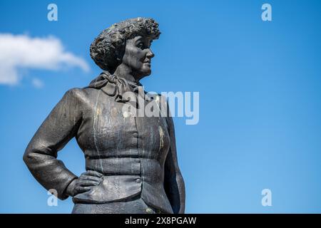 Bronzeskulptur des Autors Moa Martinson von Peter Linde in der alten Industrielandschaft Norrköping, Schweden. Stockfoto