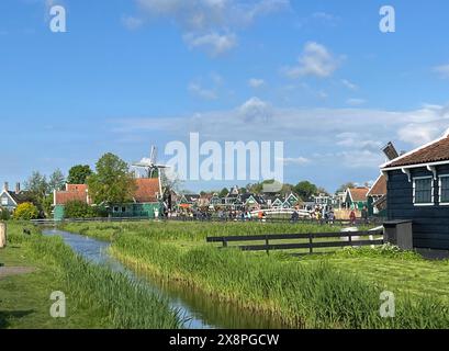 Zaandam, Niederlande. 30. April 2024. Touristen im Zaanse Schans. Typisch Niederländisch: Holzschuhe, Tulpen und Windmühlen. Hochwertige Fotos Stockfoto