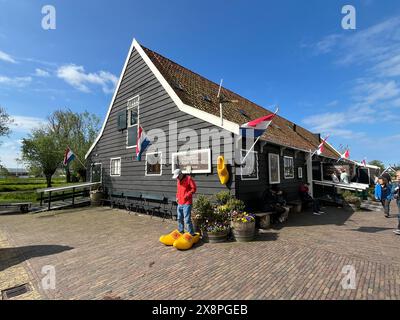 Zaandam, Niederlande. 30. April 2024. Touristen im Zaanse Schans. Typisch Niederländisch: Holzschuhe, Tulpen und Windmühlen. Hochwertige Fotos Stockfoto