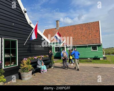 Zaandam, Niederlande. 30. April 2024. Touristen im Zaanse Schans. Typisch Niederländisch: Holzschuhe, Tulpen und Windmühlen. Hochwertige Fotos Stockfoto