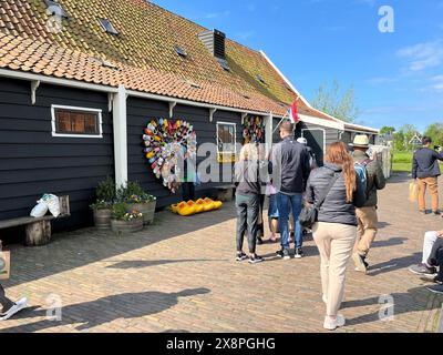 Zaandam, Niederlande. 30. April 2024. Touristen im Zaanse Schans. Typisch Niederländisch: Holzschuhe, Tulpen und Windmühlen. Hochwertige Fotos Stockfoto