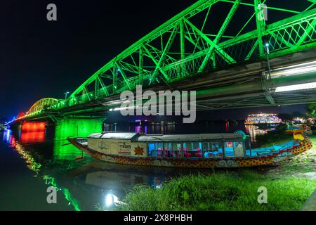 Hue, Vietnam - 10. April 2024: Panoramablick auf die Truong Tien Brücke in der Stadt Hue bei Nacht. Die Brücke ist überall mit unscharfer Reflexion beleuchtet Stockfoto