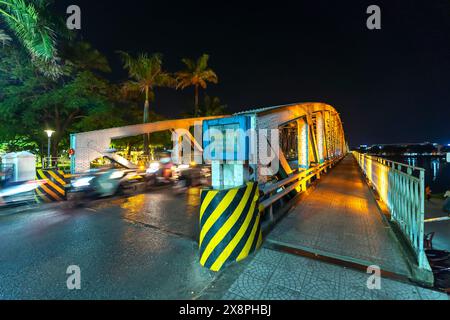 Hue, Vietnam - 10. April 2024: Panoramablick auf die Truong Tien Brücke in der Stadt Hue bei Nacht. Die Brücke ist überall mit unscharfer Reflexion beleuchtet Stockfoto