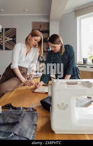 Modedesigner arbeiten gemeinsam an einem neuen Projekt Stockfoto