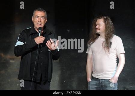 Verleihung des Hubert von Goisern Kulturpreises 2024, im Lehar Theater in Bad Ischl, am 25.05.2024. Das Bild zeigt den Preisgeber, Musiker und Moderator Hubert von Goisern Hubert Achleitner mit dem Preisträger Ulrich Schleicher 2024 - Verleihung des Hubert von Goisern Kulturpreises 2024, im Lehar Theater in Bad Ischl, am 25.05.2024. *** Verleihung des Hubert von Goisern Kulturpreises 2024 am Lehar Theater Bad Ischl, am 25 05 2024 das Bild zeigt den Preisträger, Musiker und Moderator Hubert von Goisern Hubert Achleitner mit dem Preisträger Ulrich Schleicher 2024 Präsentation Stockfoto