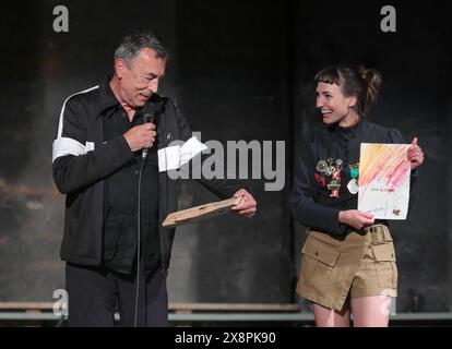 Verleihung des Hubert von Goisern Kulturpreises 2024, im Lehar Theater in Bad Ischl, am 25.05.2024. Das Bild zeigt den Preisgeber, Musiker und Moderator Hubert von Goisern Hubert Achleitner mit der Preisträgerin Anna Buchegger 2024 - Verleihung des Hubert von Goisern Kulturpreises 2024, im Lehar Theater in Bad Ischl, am 25.05.2024. *** Verleihung des Hubert von Goisern Kulturpreises 2024 am Lehar Theater Bad Ischl, am 25 05 2024 das Bild zeigt den Preisträger, Musiker und Moderator Hubert von Goisern Hubert Achleitner mit der Preisträgerin Anna Buchegger 2024 Präsentation von t Stockfoto