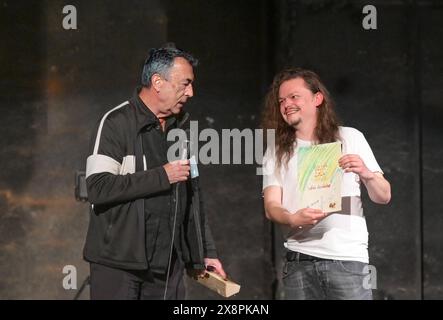 Verleihung des Hubert von Goisern Kulturpreises 2024, im Lehar Theater in Bad Ischl, am 25.05.2024. Das Bild zeigt den Preisgeber, Musiker und Moderator Hubert von Goisern Hubert Achleitner mit dem Preisträger Ulrich Schleicher, der seinen Preis in Händen hält 2024 - Verleihung des Hubert von Goisern Kulturpreises 2024, im Lehar Theater in Bad Ischl, am 25.05.2024. *** Verleihung des Hubert von Goisern Kulturpreises 2024 am Lehar Theater Bad Ischl, am 25 05 2024 das Bild zeigt den Preisträger, Musiker und Moderator Hubert von Goisern Hubert Achleitner mit dem Preisträger UL Stockfoto