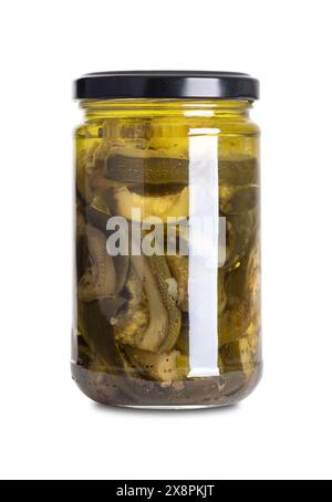 Gegrillte Zucchini, Antipasto, in Öl und Essig eingelegt, in einem Glasbecher mit Schraubverschluss. Gegrillte Zucchini-Scheiben, eingelegt in Öl und Essig. Stockfoto