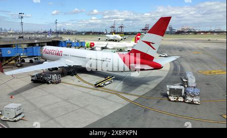Austrian Airlines Boeing 767-3Z9ER Flugzeug auf dem Asphalt des Newark Liberty International Airport Airliner an der Passagierbrücke, Newark, NJ Stockfoto