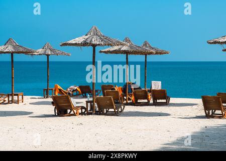 Sir Bani Yas, VAE - 5. Januar 2024: Ein ruhiger Rückzugsort an den Ufern des Arabischen Golfs, bei dem Besucher die sonnenverwöhnte Ruhe genießen. Stockfoto