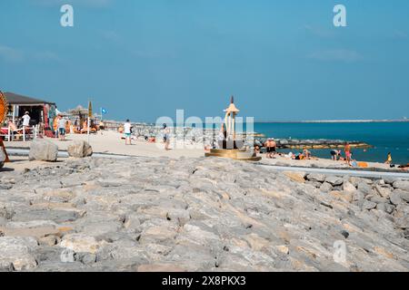 Sir Bani Yas, VAE - 5. Januar 2024: Touristen genießen einen sonnigen Tag an den ruhigen Stränden der Insel Sir Bani Yas mit klarem Himmel und Freizeitaktivitäten Stockfoto