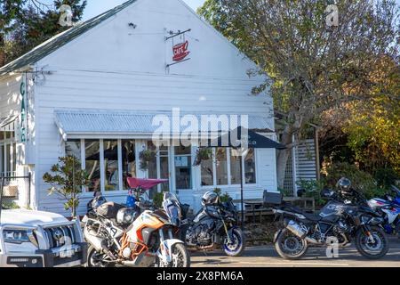 Dorrigo Stadtzentrum am Waterfall Way im Norden der Tablelands, Motorräder vor dem Components Café in Dorrigo, NSW, Australien Stockfoto