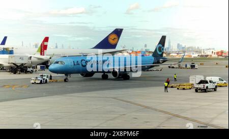 La Compagnie A321neo Flugzeugbesteuerung auf Asphalt des Newark Liberty International Airport, Newark, NJ, USA Stockfoto