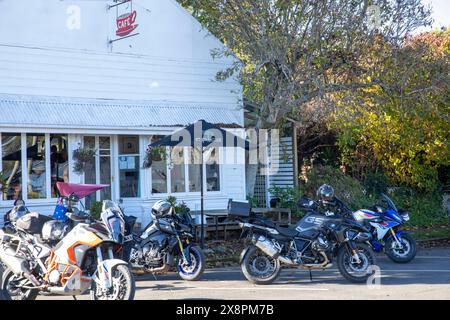 Dorrigo Stadtzentrum am Waterfall Way im Norden der Tablelands, Motorräder vor dem Components Café in Dorrigo, NSW, Australien Stockfoto