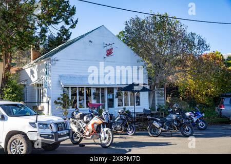 Dorrigo Stadtzentrum am Waterfall Way im Norden der Tablelands, Motorräder vor dem Components Café in Dorrigo, NSW, Australien Stockfoto