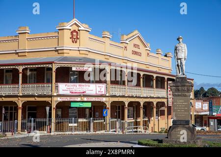 Dorrigo Town Centre in NSW, Skulptur der Erinnerung für diejenigen, die im Ersten Weltkrieg in Australien gestorben sind, im Hotel Heritage Dorrigo Pub, Australien Stockfoto