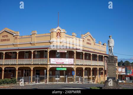 Dorrigo Town Centre in NSW, Skulptur der Erinnerung für diejenigen, die im Ersten Weltkrieg in Australien gestorben sind, im Hotel Heritage Dorrigo Pub, Australien Stockfoto