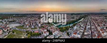 Aus der Vogelperspektive auf die Stadt Manavgat, den Fluss Manavgat, das Mittelmeer, am Abend bei Sonnenuntergang. Region Antalya, Türkei. Stockfoto